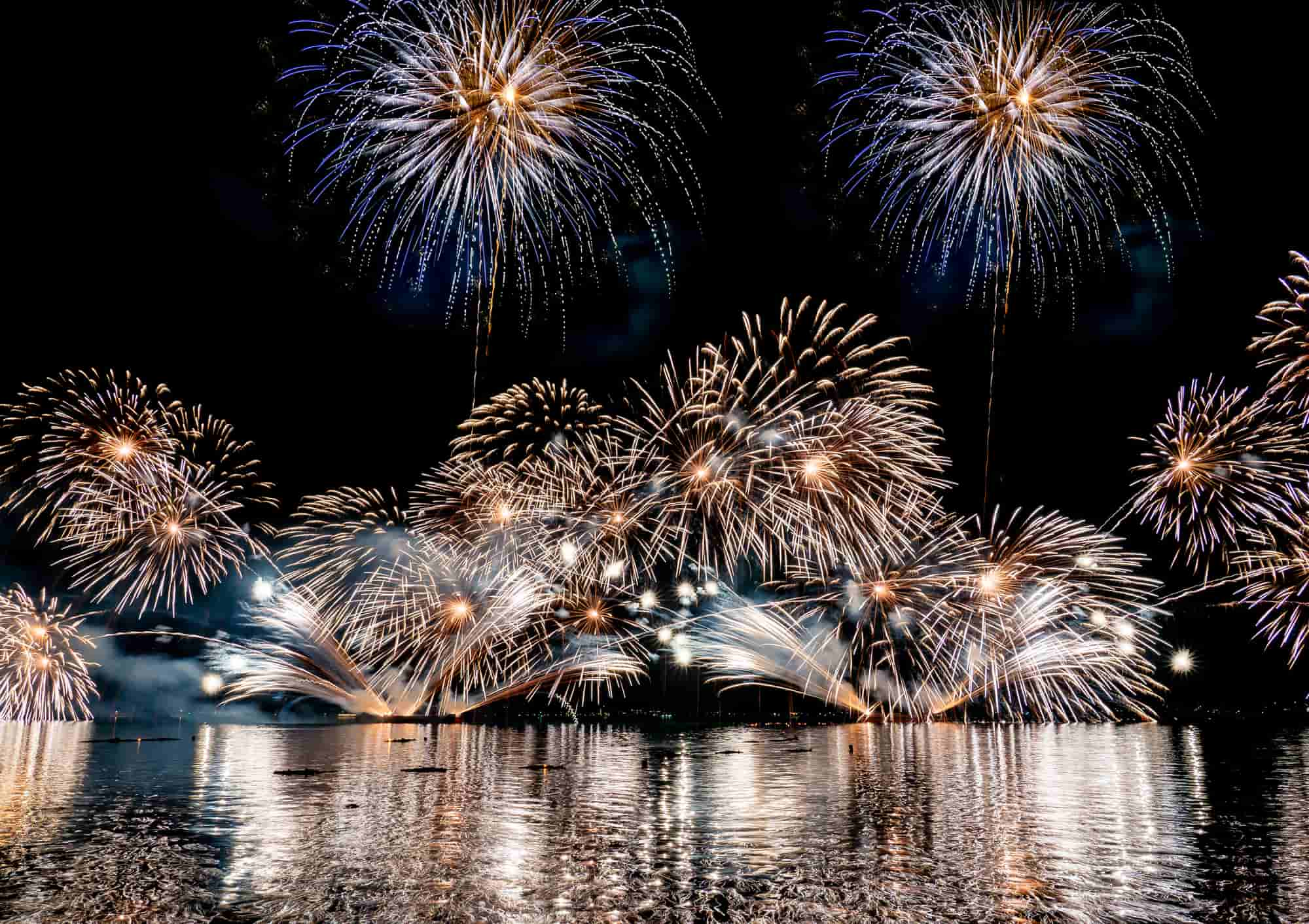 幻想的な「宮津燈籠流し花火大会」